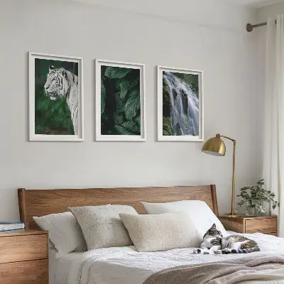 Fotobehang witte tijger tussen bladeren bij een waterval