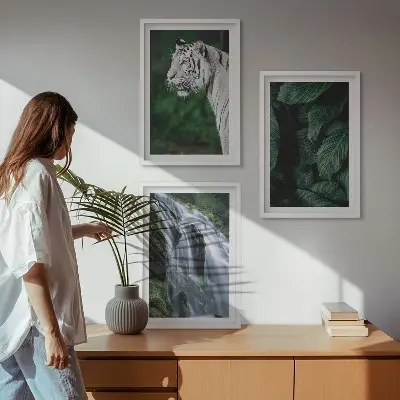 Fotobehang witte tijger tussen bladeren bij een waterval