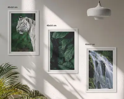 Fotobehang witte tijger tussen bladeren bij een waterval