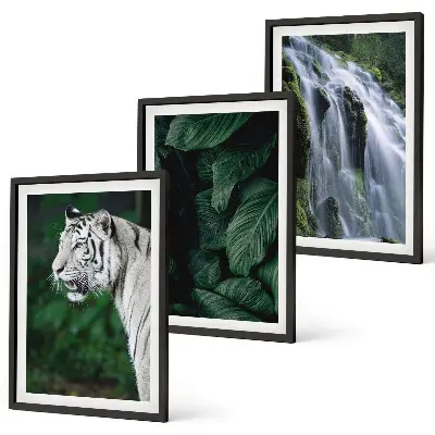 Fotobehang witte tijger tussen bladeren bij een waterval