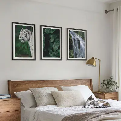 Fotobehang witte tijger tussen bladeren bij een waterval