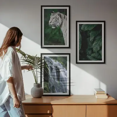 Fotobehang witte tijger tussen bladeren bij een waterval