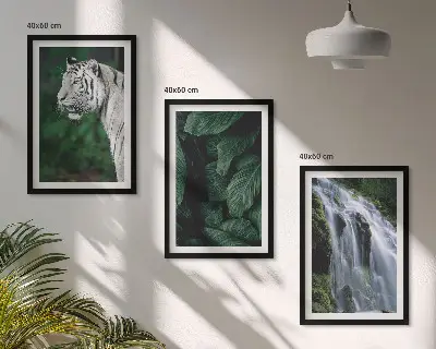 Fotobehang witte tijger tussen bladeren bij een waterval