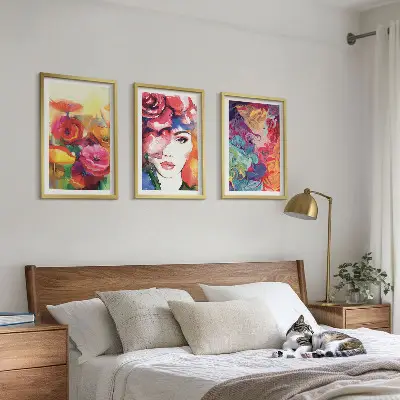 Wanddecoratieset met schilderijen intensieve bloemen en vrouwenportret