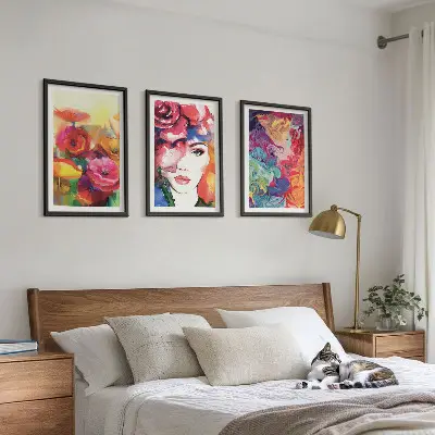 Wanddecoratieset met schilderijen intensieve bloemen en vrouwenportret