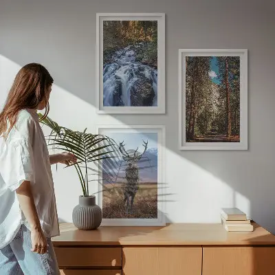 Fotowand met een waterval in een bos met bergen en een hert in de natuur
