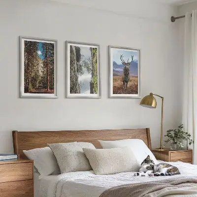 Wanddecoratieset schilderijen met een landschap van bergen en een hert in de natuur