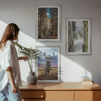 Wanddecoratieset schilderijen met een landschap van bergen en een hert in de natuur
