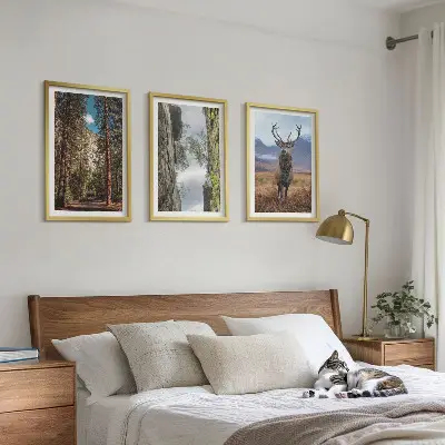 Wanddecoratieset schilderijen met een landschap van bergen en een hert in de natuur