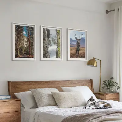 Wanddecoratieset schilderijen met een landschap van bergen en een hert in de natuur