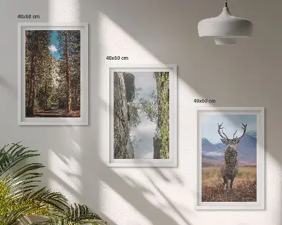 Wanddecoratieset schilderijen met een landschap van bergen en een hert in de natuur
