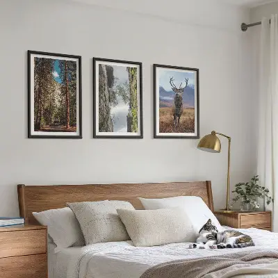 Wanddecoratieset schilderijen met een landschap van bergen en een hert in de natuur