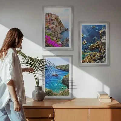 Set wanddecoratie met schilderijen kustlandschap met kleurrijke huizen