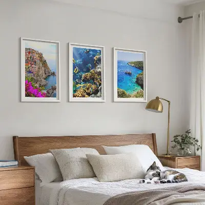 Set wanddecoratie met schilderijen kustlandschap met kleurrijke huizen
