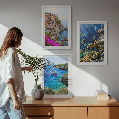 Set wanddecoratie met schilderijen kustlandschap met kleurrijke huizen
