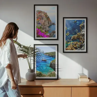 Set wanddecoratie met schilderijen kustlandschap met kleurrijke huizen