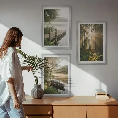 Fotowand met een ochtendmist boven het meer bij het bos met een bootje