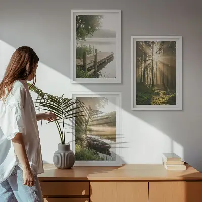 Fotowand met een ochtendmist boven het meer bij het bos met een bootje