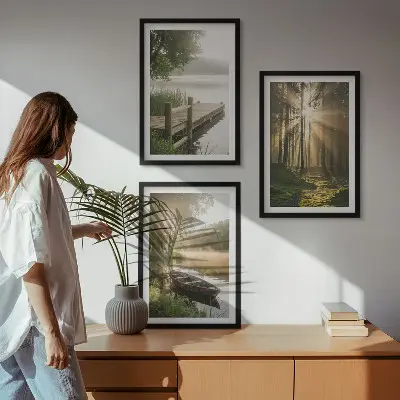 Fotowand met een ochtendmist boven het meer bij het bos met een bootje