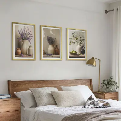 Fotowand met bloemen in olijfkleurige vazen