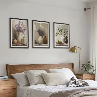 Fotowand met bloemen in olijfkleurige vazen