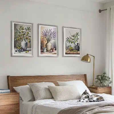 Wanddecoratieset met schilderijen olijftakken in vazen op de achtergrond
