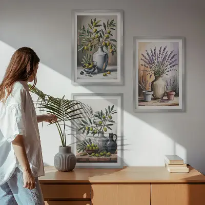 Wanddecoratieset met schilderijen olijftakken in vazen op de achtergrond