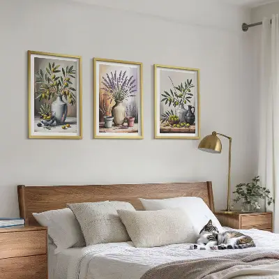 Wanddecoratieset met schilderijen olijftakken in vazen op de achtergrond