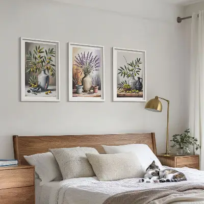 Wanddecoratieset met schilderijen olijftakken in vazen op de achtergrond