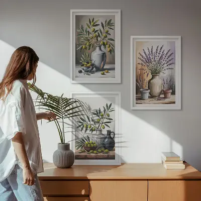 Wanddecoratieset met schilderijen olijftakken in vazen op de achtergrond
