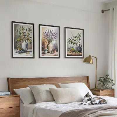 Wanddecoratieset met schilderijen olijftakken in vazen op de achtergrond