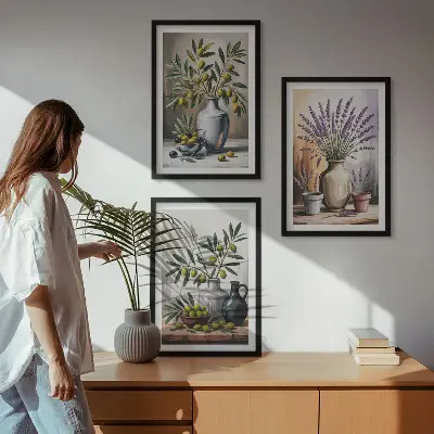 Wanddecoratieset met schilderijen olijftakken in vazen op de achtergrond