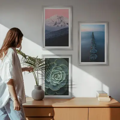Wanddecoratieset met schilderijen met afbeelding van bergen, roze lucht, water en een vetplant