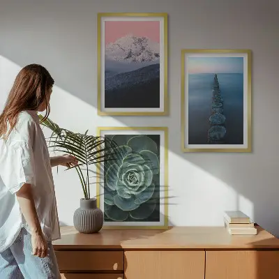 Wanddecoratieset met schilderijen met afbeelding van bergen, roze lucht, water en een vetplant