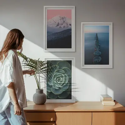 Wanddecoratieset met schilderijen met afbeelding van bergen, roze lucht, water en een vetplant