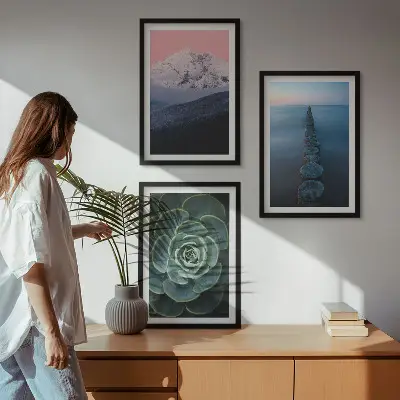 Wanddecoratieset met schilderijen met afbeelding van bergen, roze lucht, water en een vetplant