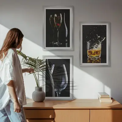 Fotowand met glazen wijn en whisky op een zwarte achtergrond
