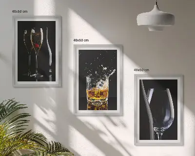 Fotowand met glazen wijn en whisky op een zwarte achtergrond