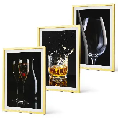 Fotowand met glazen wijn en whisky op een zwarte achtergrond