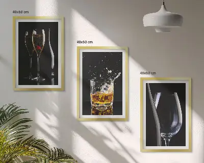 Fotowand met glazen wijn en whisky op een zwarte achtergrond