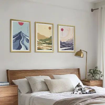 Set wanddecoratie met schilderijen pastelkleurige bergen in japandi-stijl
