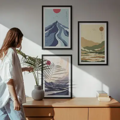 Set wanddecoratie met schilderijen pastelkleurige bergen in japandi-stijl