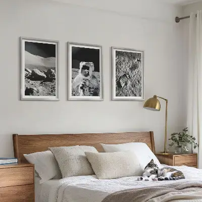 Set wanddecoratie met schilderijen met afbeeldingen van NASA, de maan en een astronaut