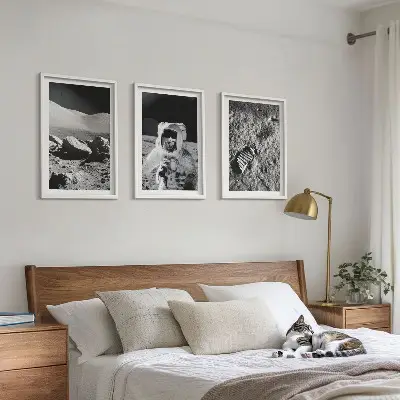 Set wanddecoratie met schilderijen met afbeeldingen van NASA, de maan en een astronaut
