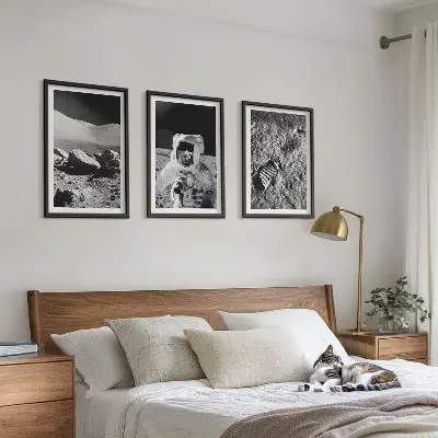 Set wanddecoratie met schilderijen met afbeeldingen van NASA, de maan en een astronaut