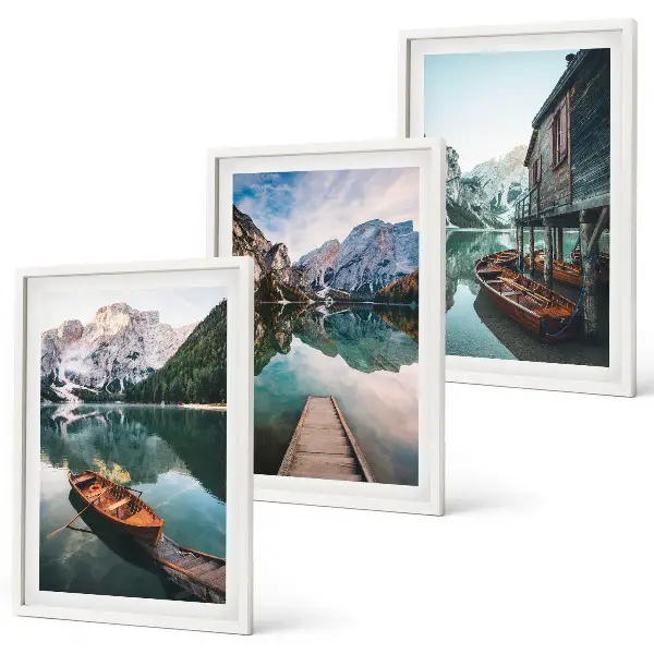 Wanddecoratieset schilderijen met afbeelding van een meer, bergen, boten en een hut