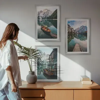 Wanddecoratieset schilderijen met afbeelding van een meer, bergen, boten en een hut