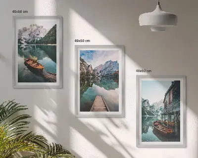 Wanddecoratieset schilderijen met afbeelding van een meer, bergen, boten en een hut