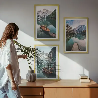 Wanddecoratieset schilderijen met afbeelding van een meer, bergen, boten en een hut