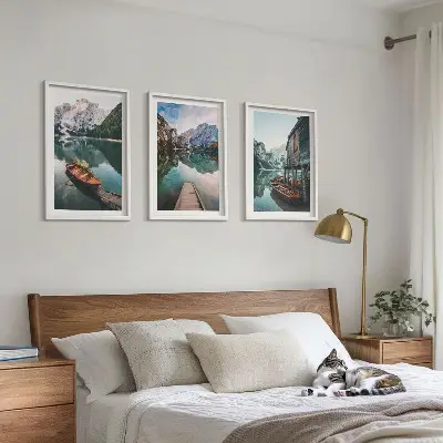 Wanddecoratieset schilderijen met afbeelding van een meer, bergen, boten en een hut